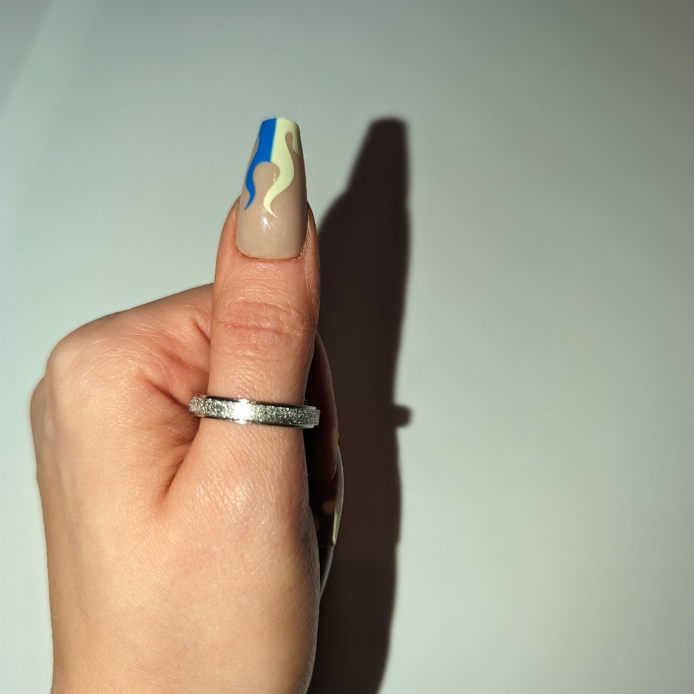 Fashion sparkly ring/band - Picture 3 of 10